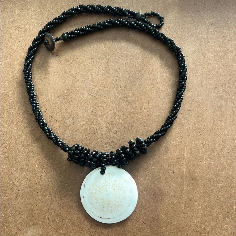 Elegant Black and Cream Shell Pendant Necklace - Picture 1 of 3